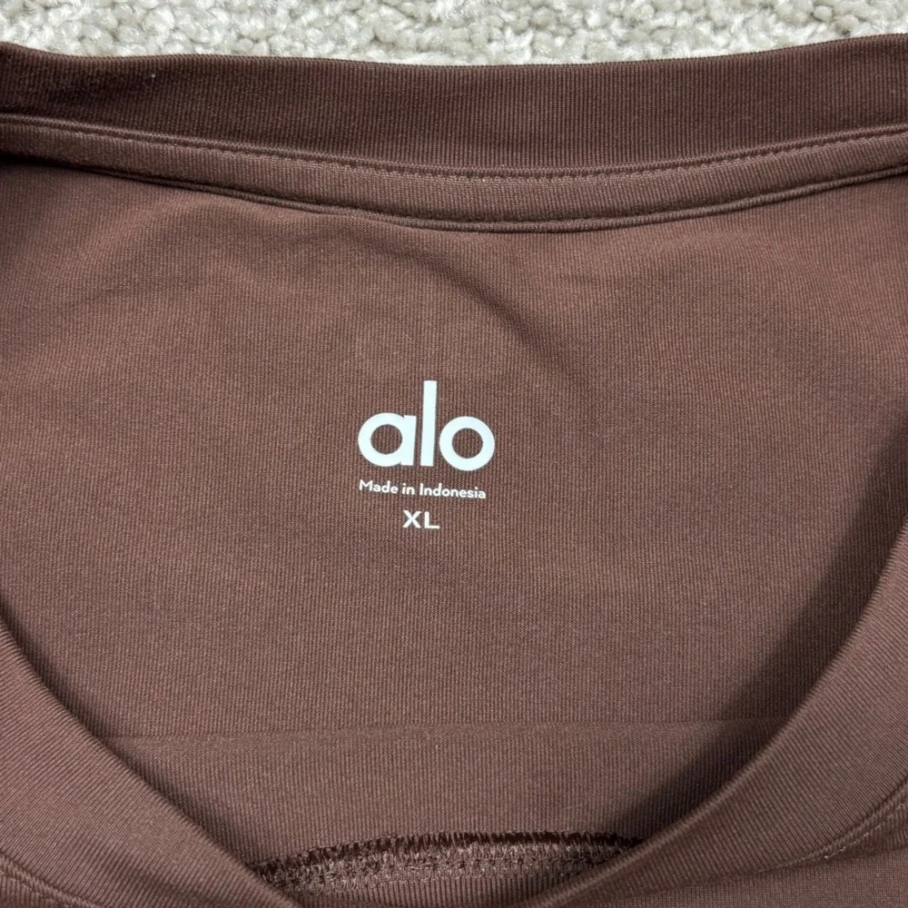 Alo Yoga Mens XL Espresso Brown Performance Short Sleeve Crew Neck T-Shirt